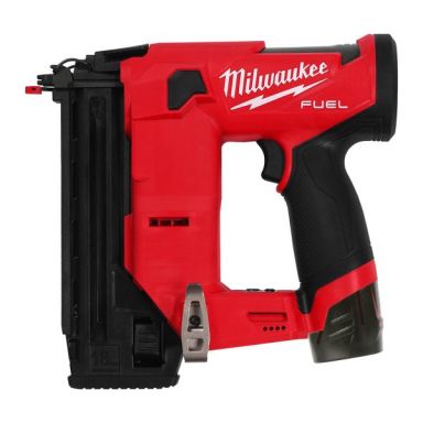 Milwaukee M12 FCN18GS-202X Akkuviimeistelynaulain akkujen ja laturin kanssa