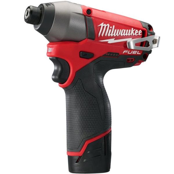 Slagskruvdragare Milwaukee M12 CID-202C med batteri och laddare