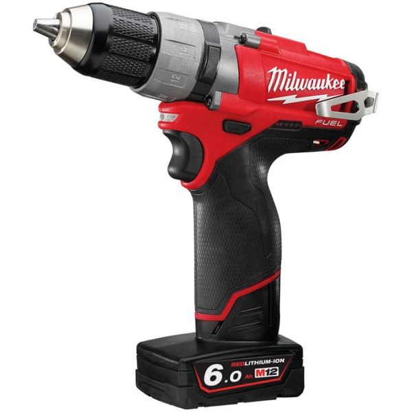 Porakone-ruuvinväännin Milwaukee M12 CDD-602X sis. akun ja laturin 