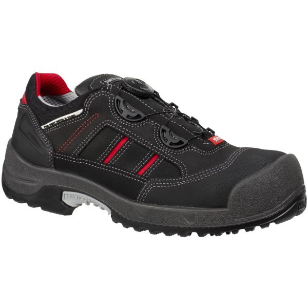 Sort lav sikkerhedssko med to sorte drejeknapper p&aring; vristen, r&oslash;de og hvide stikninger, tre r&oslash;de striber p&aring; siden og gr&aring; gummikappe over t&aring;en