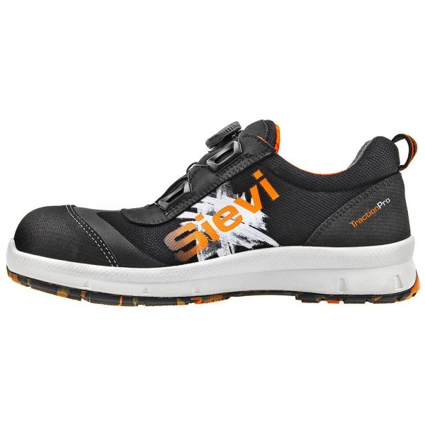 Sort sikkerhedssko i mesh med sort drejeknap på vristen, orange Sievi-logo over en hvid malerklat på siden, tyk hvid mellemsål og broget ydersål