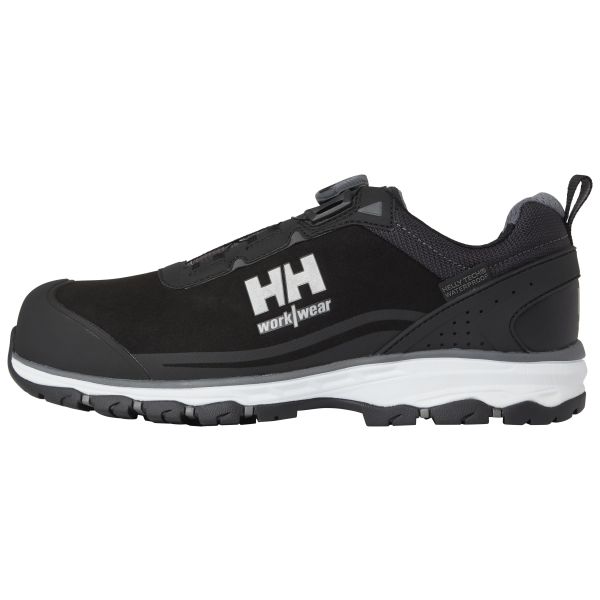 Sort lav sikkerhedssko med hvidt HH Workwear-logo på siden, sort drejeknap på tungen, hulmønstret hælparti og hvid mellemsål