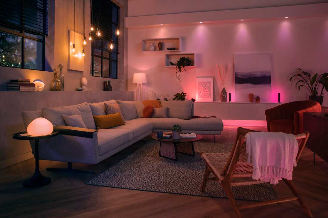 Modernt vardagsrum med mysig belysning från Philips Hue.