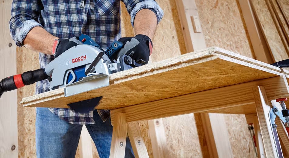 Håndverker sager med sirkelsag fra Bosch