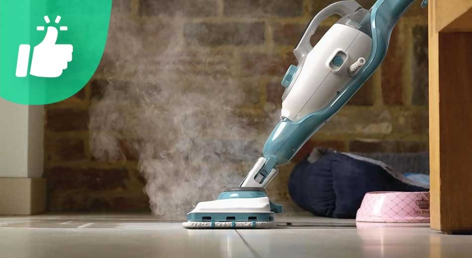 Ångtvätt rengör stengolv i hem.