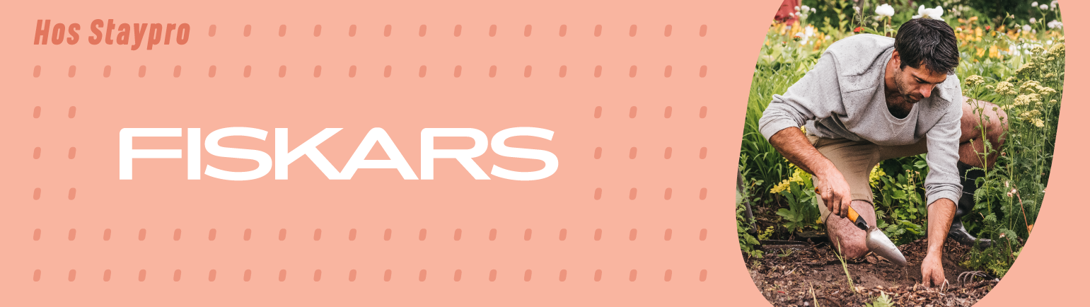 Mand i haven med værktøj fra Fiskars