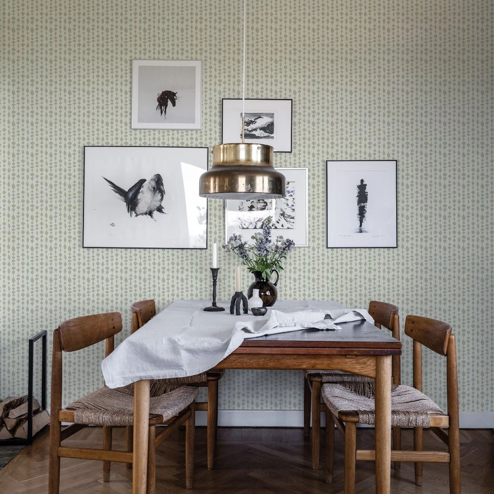 Tapeten Margaret Rose från Duro tapetserad i en matsal i retrostil.