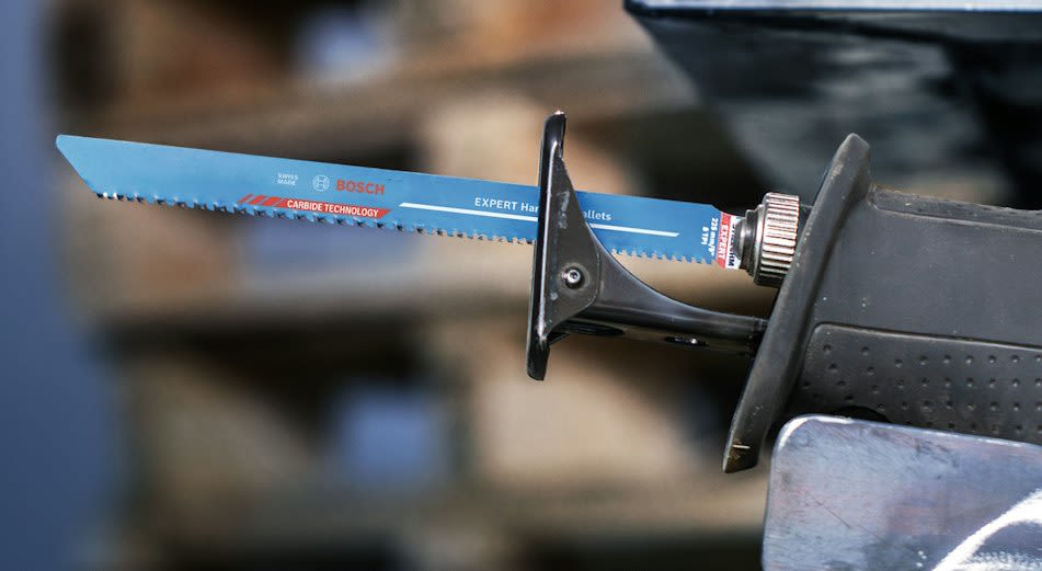 Tigersag med et blått Bosch Expert-tigersagblad