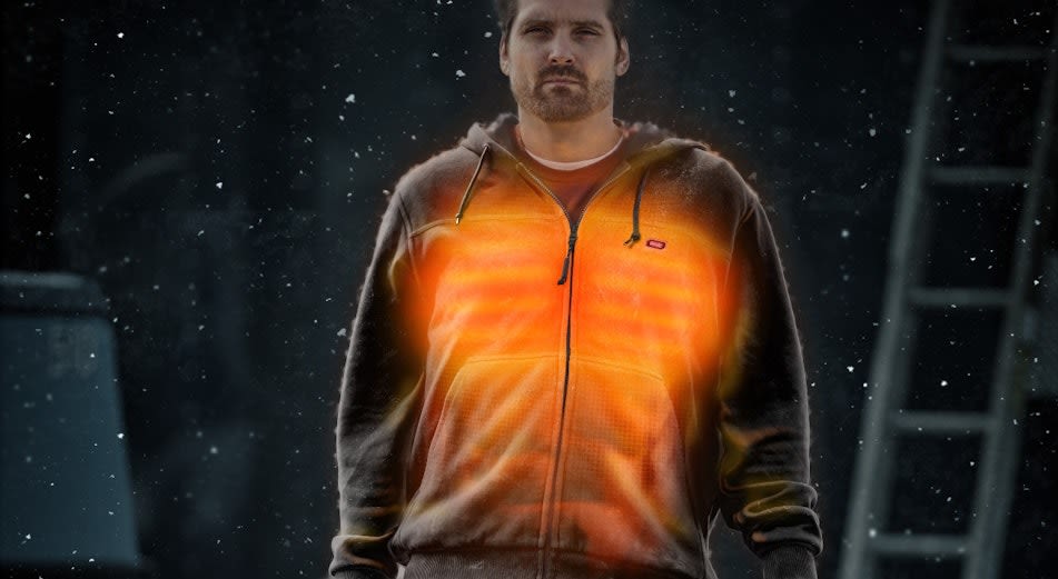 Person bär värmeväst