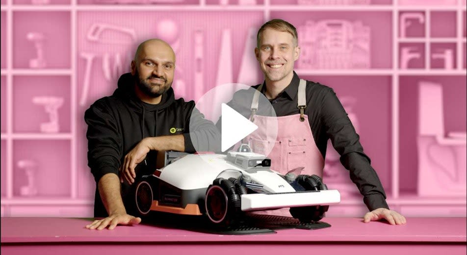 Stillbild från film om sattelitstyda robotgräsklippare med playknapp.