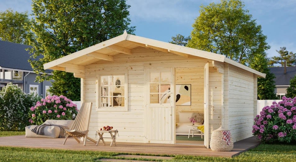 Ljust trähus med sadeltak på en trätrall i trädgård, modell Britta från Palmako.