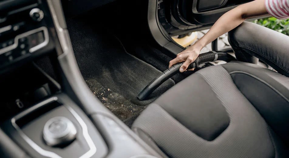 Guide: 8 steg for å vaske bilen innvendig – slik gjør du det!