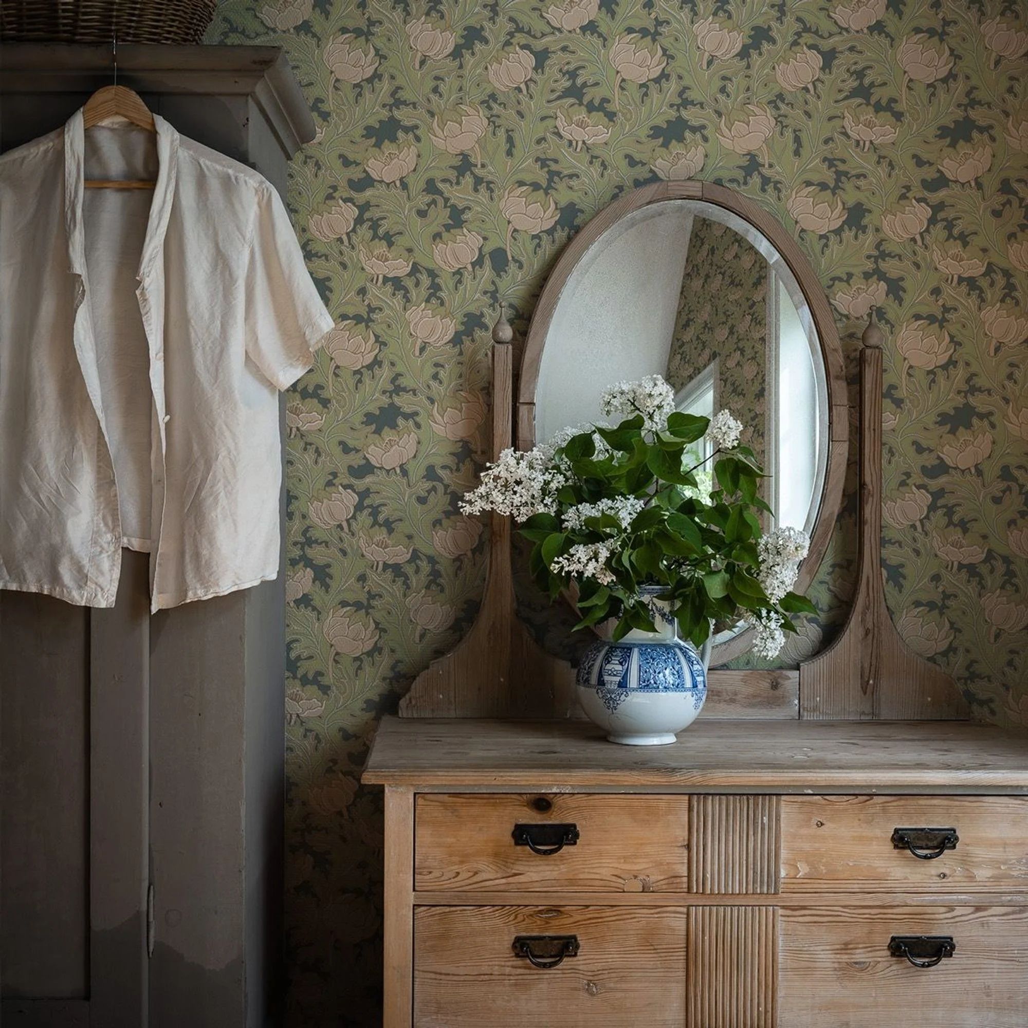 Tapeten Sigrid från Duro tapetserad i ett rum inrett i gammaldags stil.