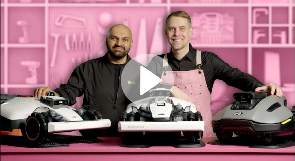 Stillbild från film om Mammotion gräsklippare med playknapp.