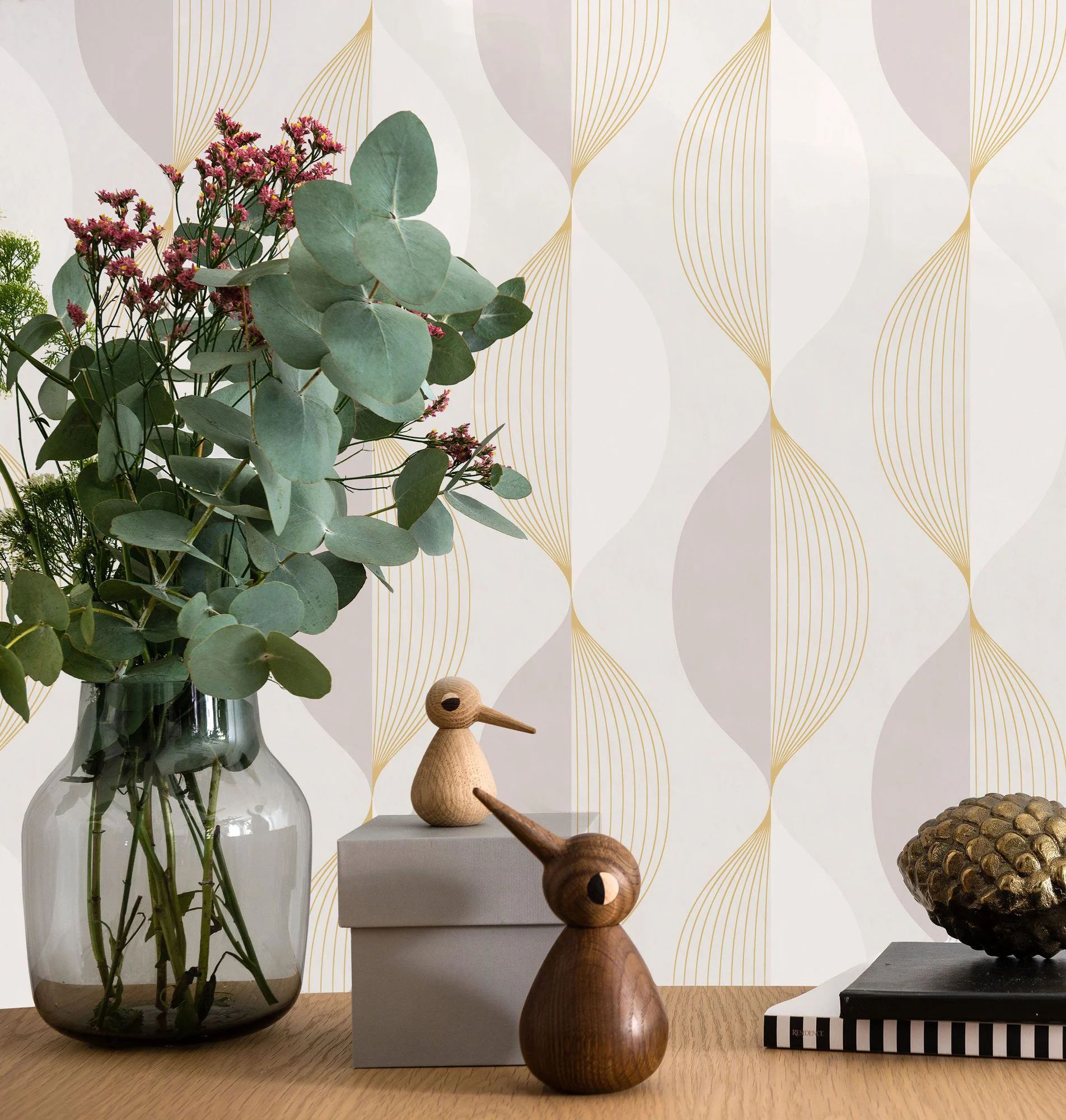 Närbild på Tapeten Ellips från Duro med en blombukett och prydnadsfigurer i förgrunden.