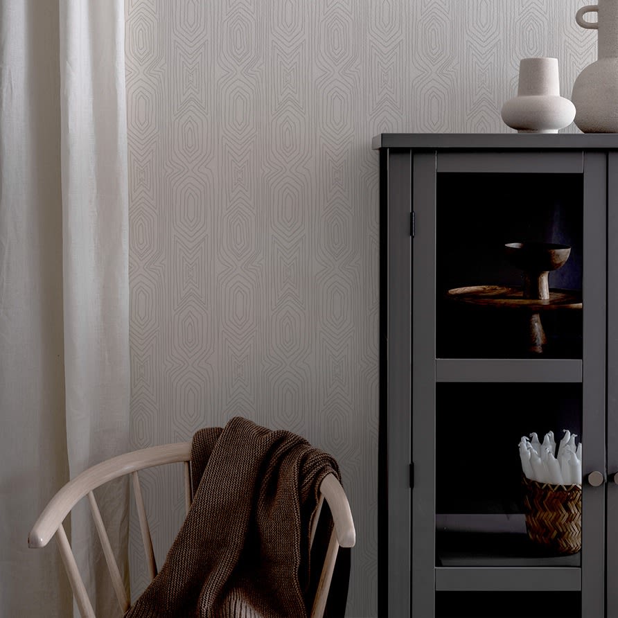 Tapeten Linjelek från Duro tapetserad i ett rum med retrostil.