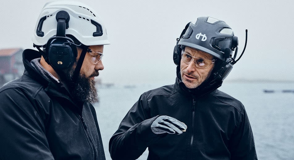 Två män iklädda Hellberg Sector-hjälmar och Hellberg Synergy DR-hörselkåpor