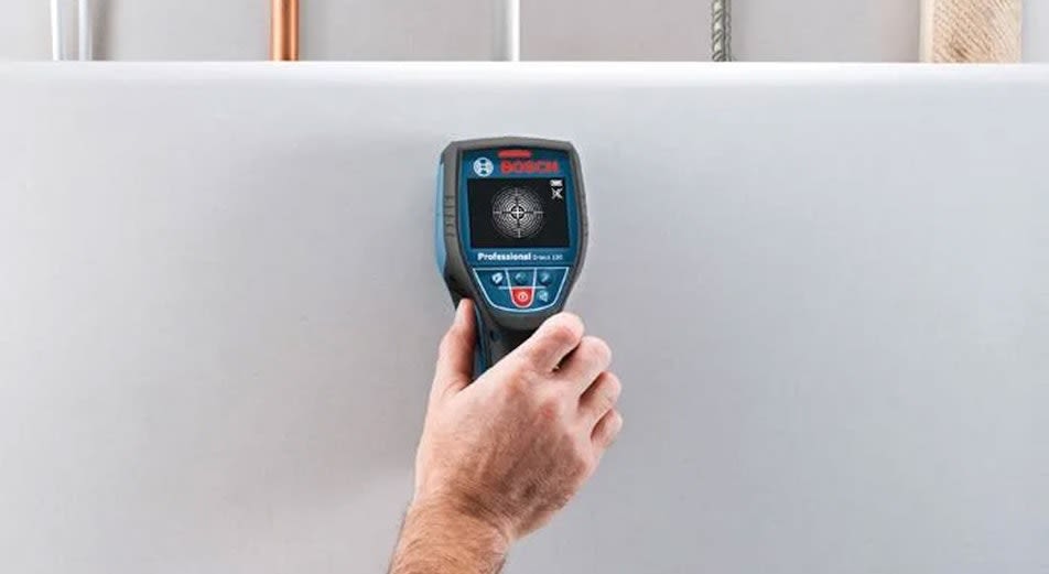 Regelsökare från Bosch används för att leta efter reglar i vägg.